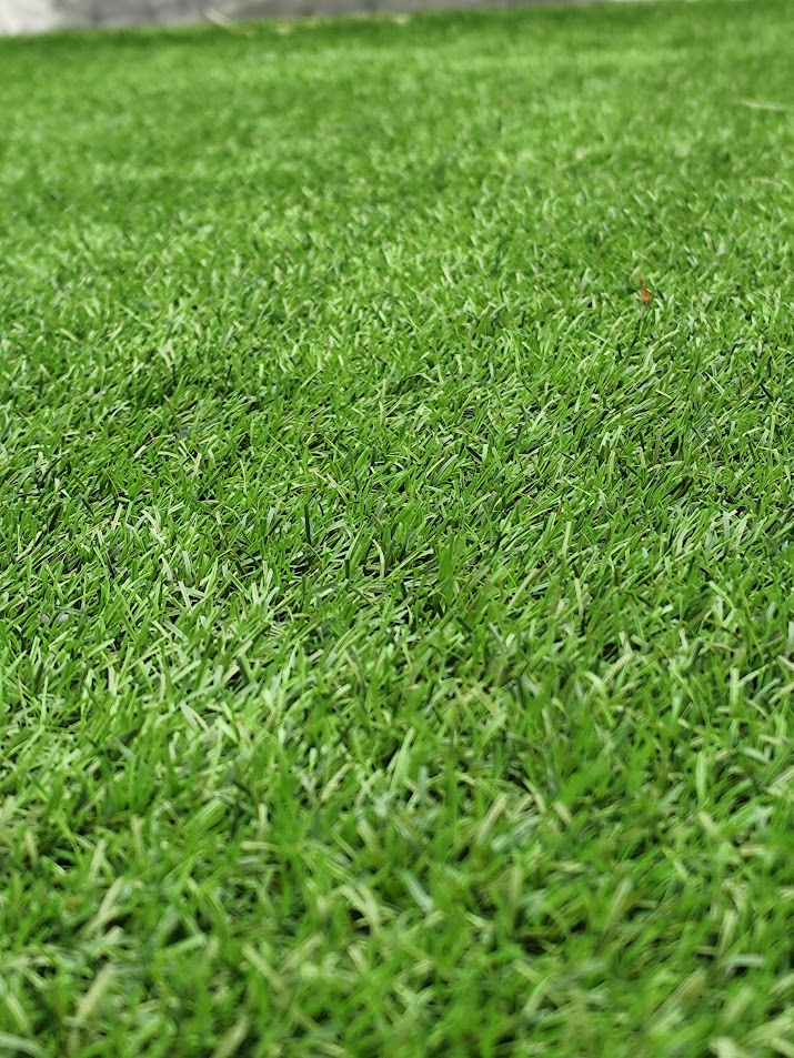Contoh pemasangan rumput sintetis berkualitas untuk taman modern