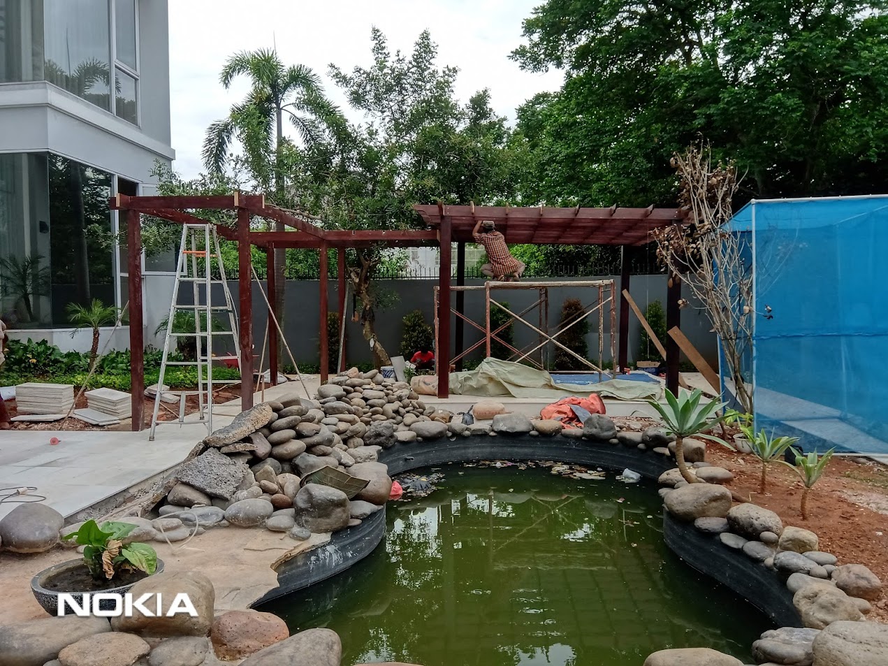 Proyek pembuatan pergola kayu di Tangerang BSD oleh Berkah Taman Group