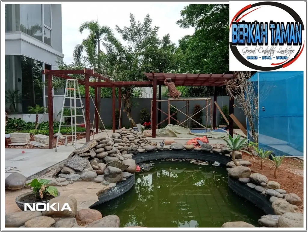 Pembuatan Kolam koi dan Pergola kayu di tanggerang oleh tukang kolam koi tanggerang Berkah Taman Group