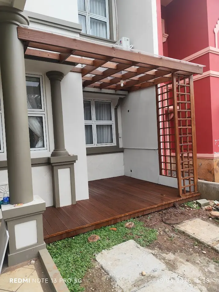 Pergola dengan decking kayu di Cibubur — proyek Berkah Taman Group