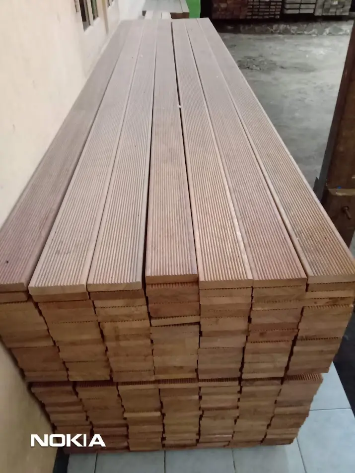 Kayu decking bengkirai kualitas — Berkah Taman Group