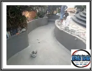 Proses konstruksi kolam koi Tangerang oleh Berkah Taman Group