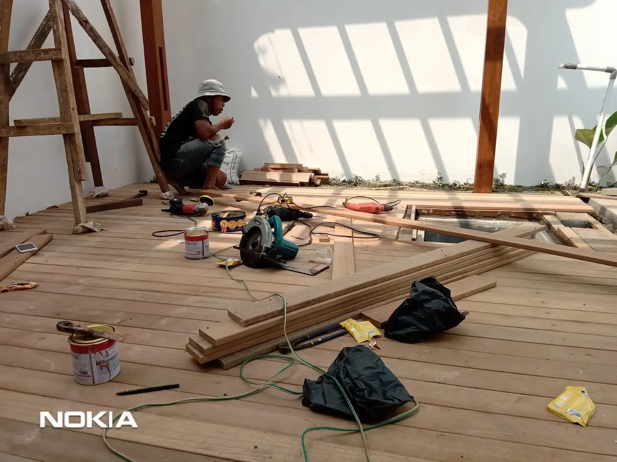 Lantai Decking Kayu Bengkirai di Area Kolam Renang