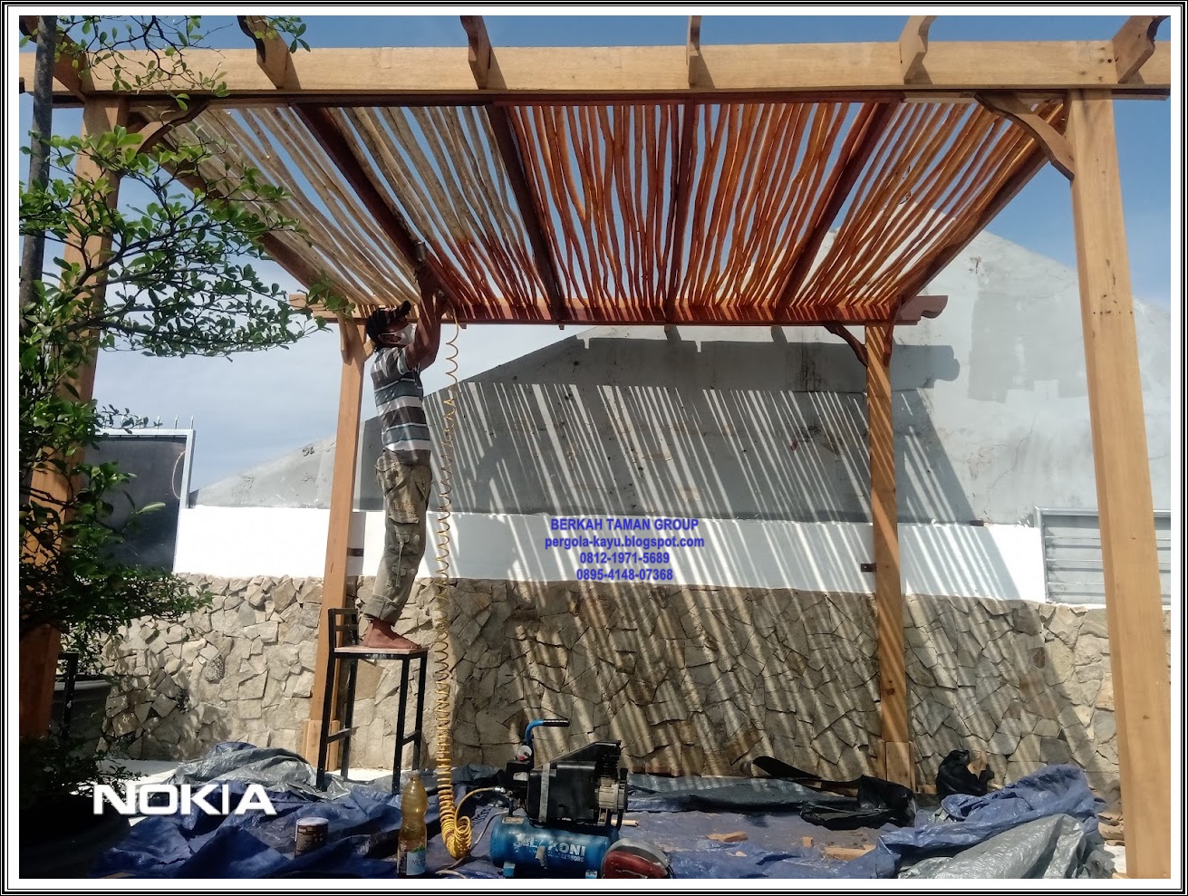 Pembuatan pergola kayu di Depok oleh Berkah Taman Group