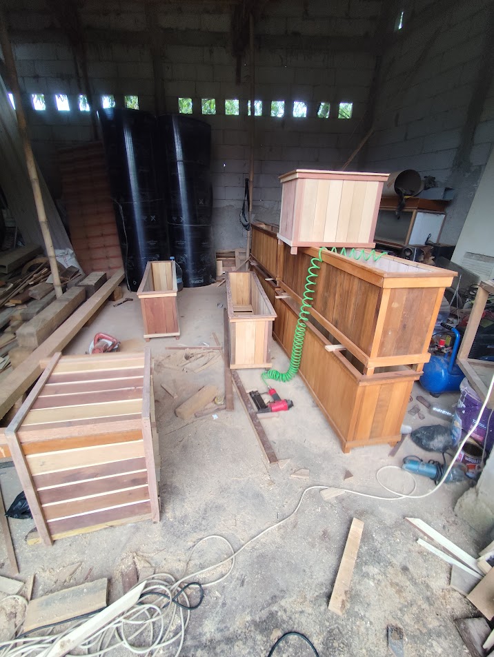 Pembuatan planter box kayu bengkirai untuk taman estetik