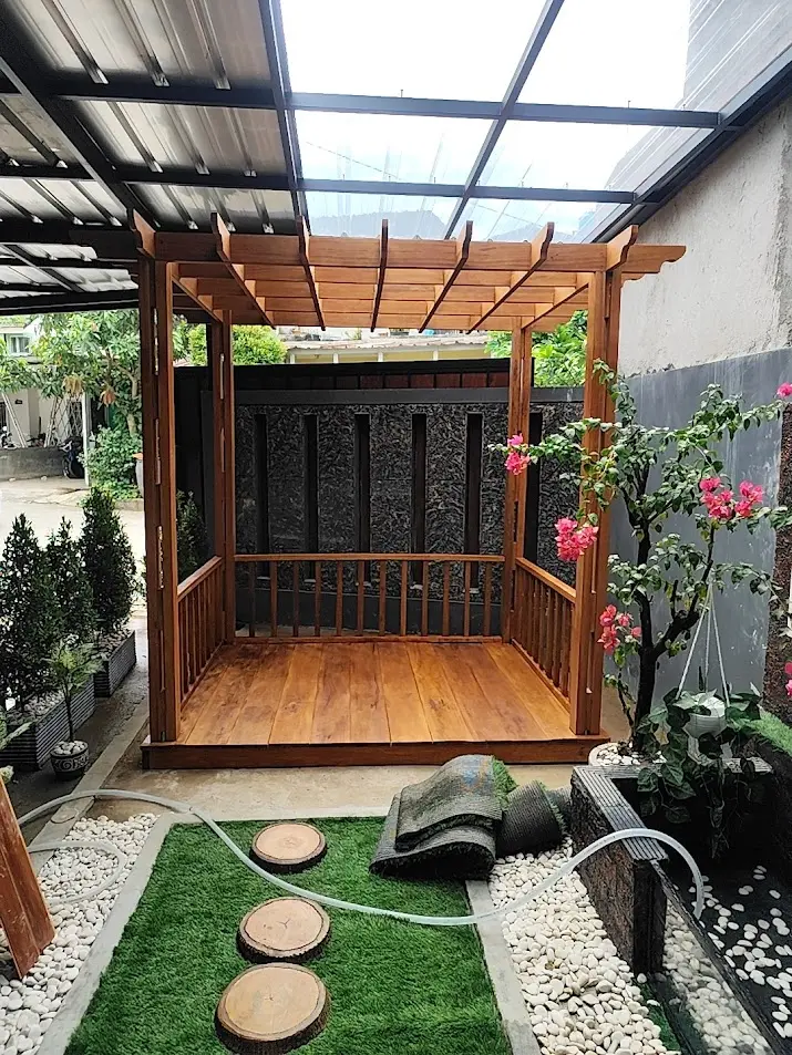 Pergola dengan decking kayu di Depok — proyek Berkah Taman Group