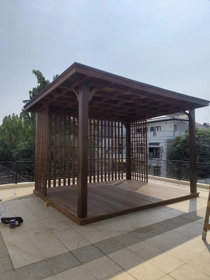 Pergola dengan decking kayu di Kelapa Gading — Berkah Taman Group