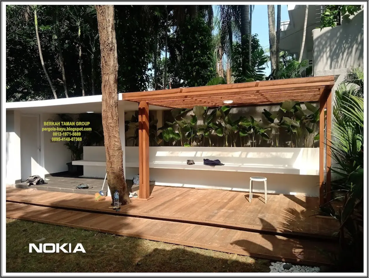Pergola Kayu Bengkirai di Taman