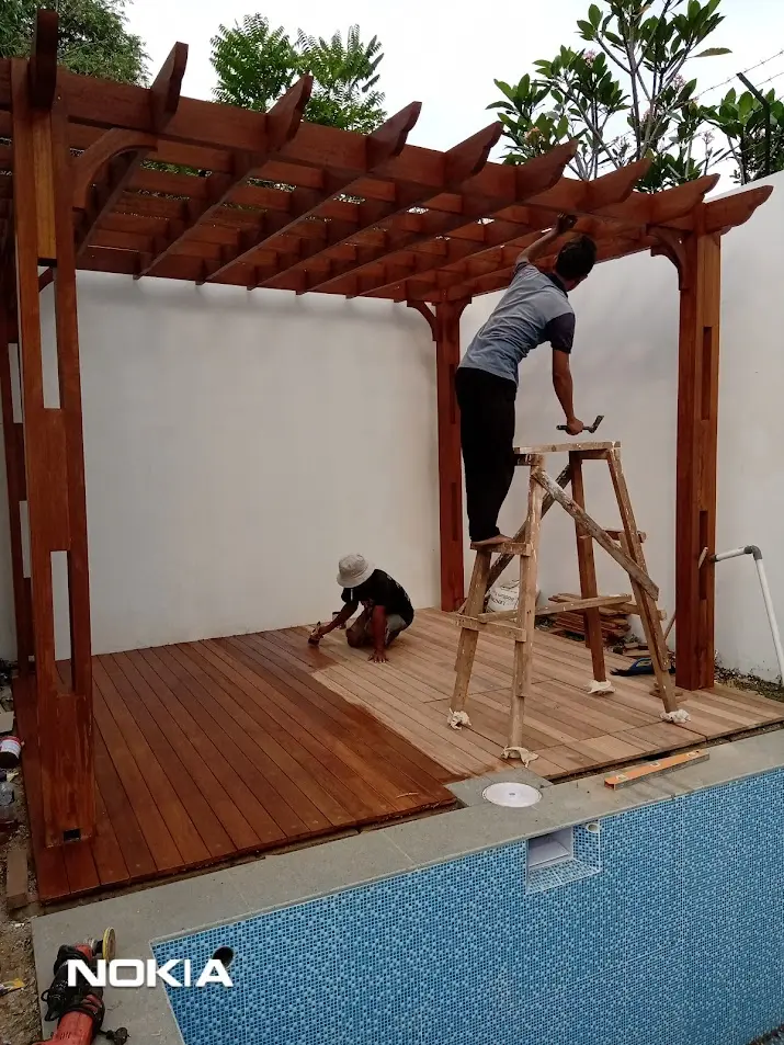 Decking kayu bengkirai di Bintaro — Berkah Taman Group