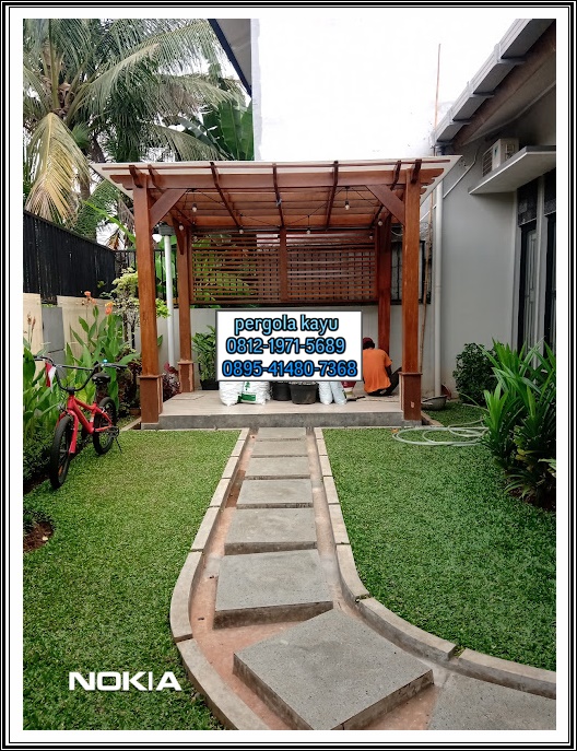 Pergola kayu minimalis karya Berkah Taman Group