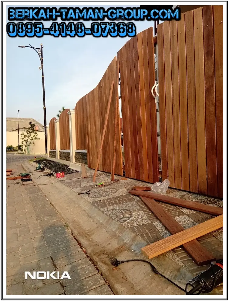 Dinding dan Pagar Kayu Bengkirai Modern