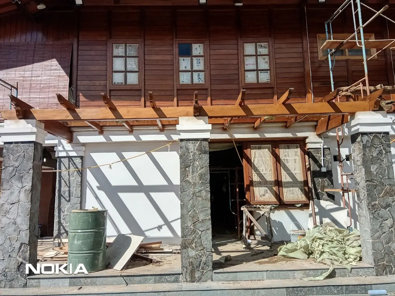 Pergola kayu bengkirai di teras vila Puncak Bogor