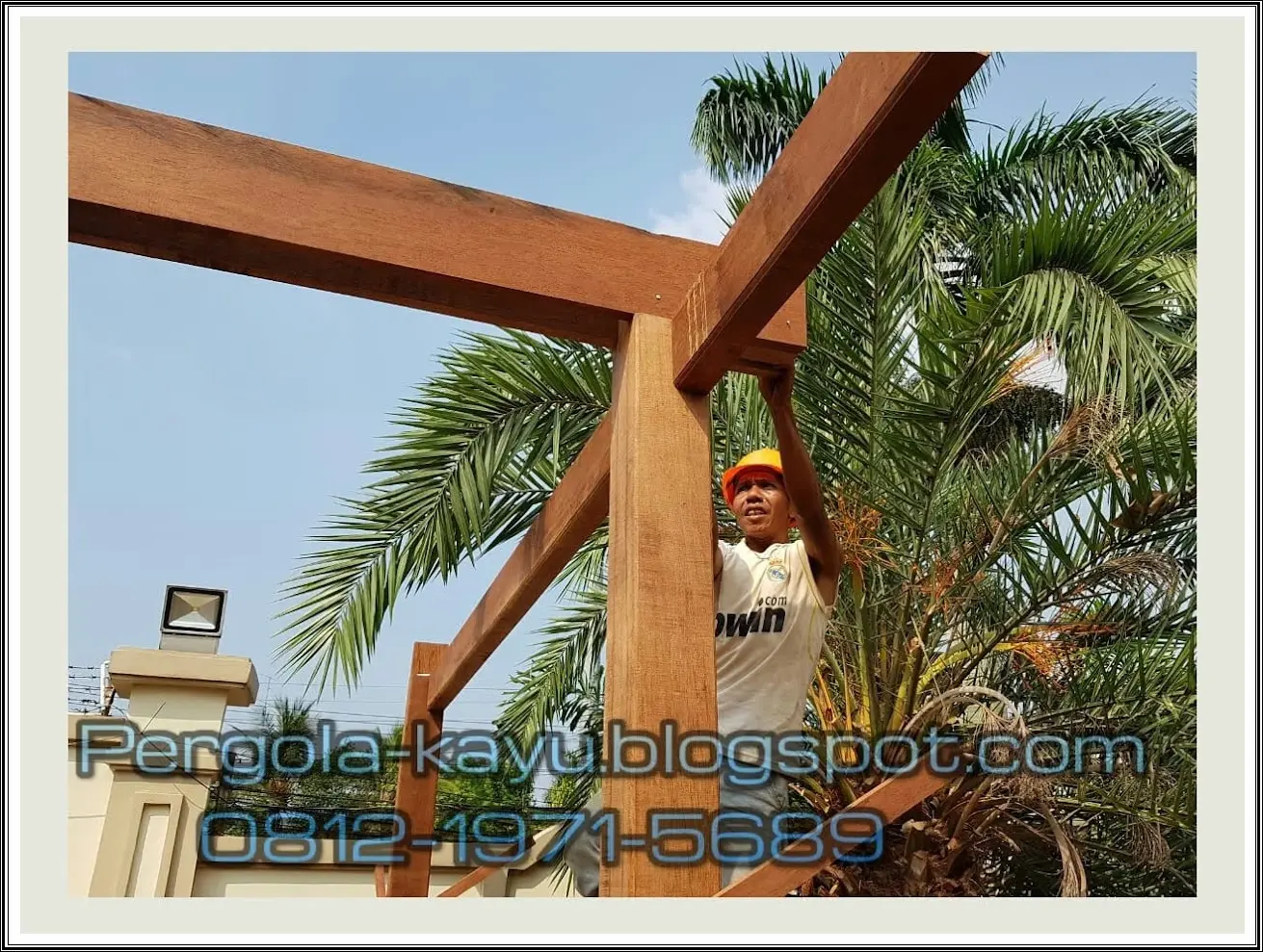 Proses pemasangan tiang kayu Merbau untuk pergola di Cipinang Jakarta Timur