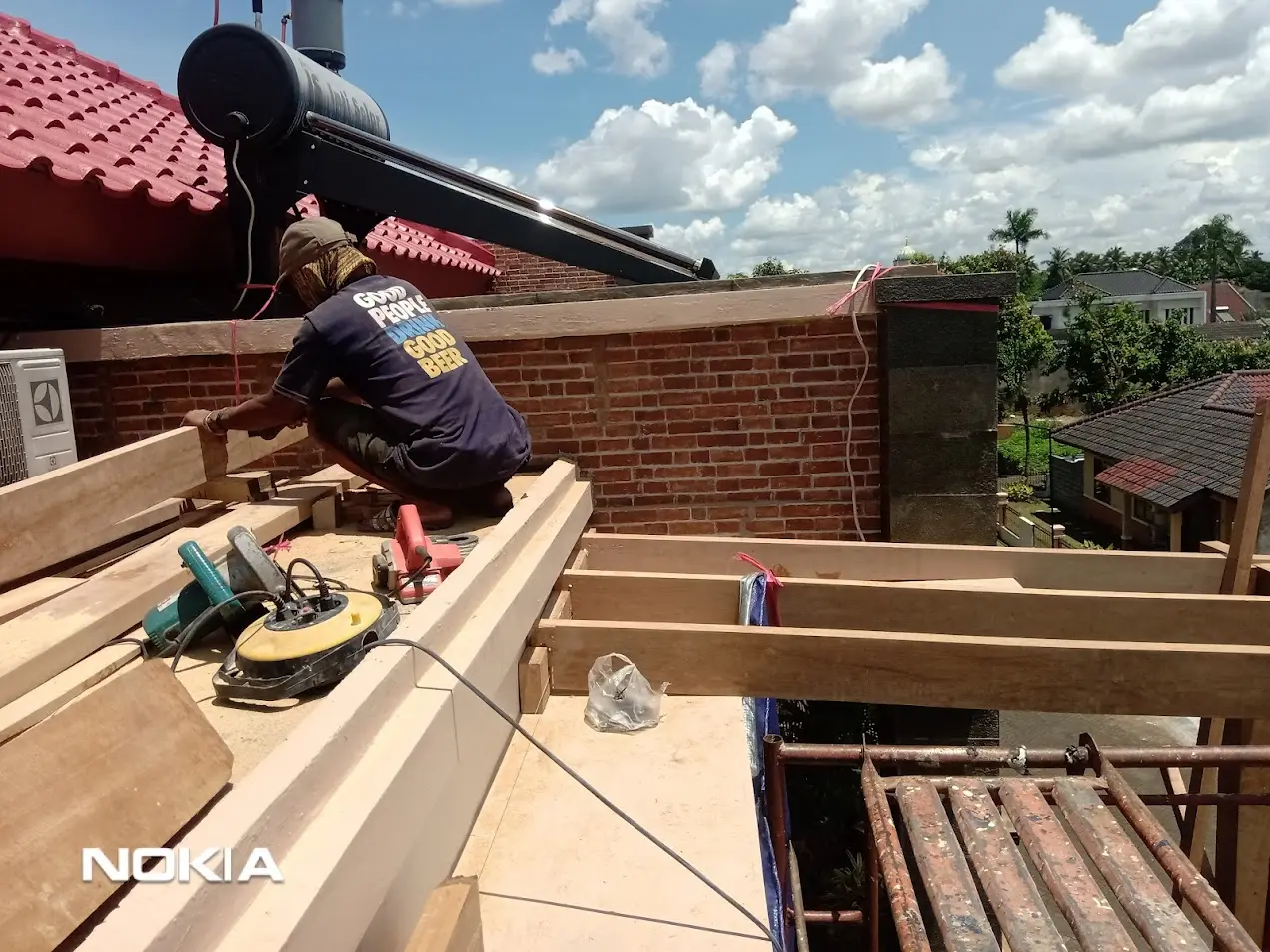 Proses pembuatan pergola kayu bengkirai di Pamulang - detail pengerjaan workshop dan lapangan
