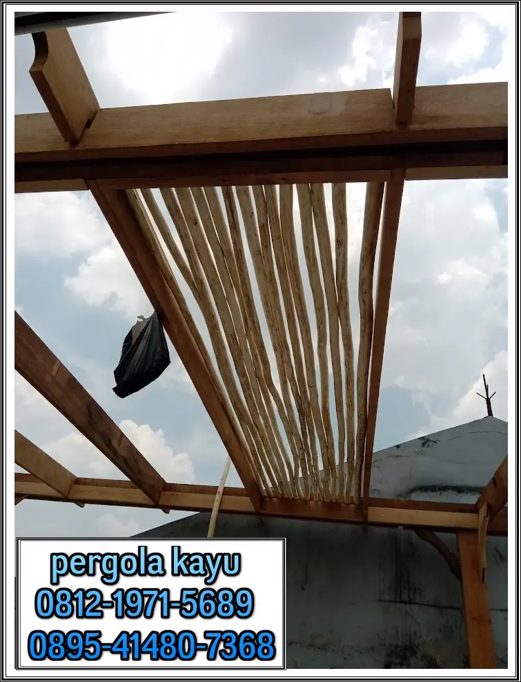 tukang pergola di Tanah Baru Depok saat pemasangan batang kayu jati untuk kisi-kisi pergola