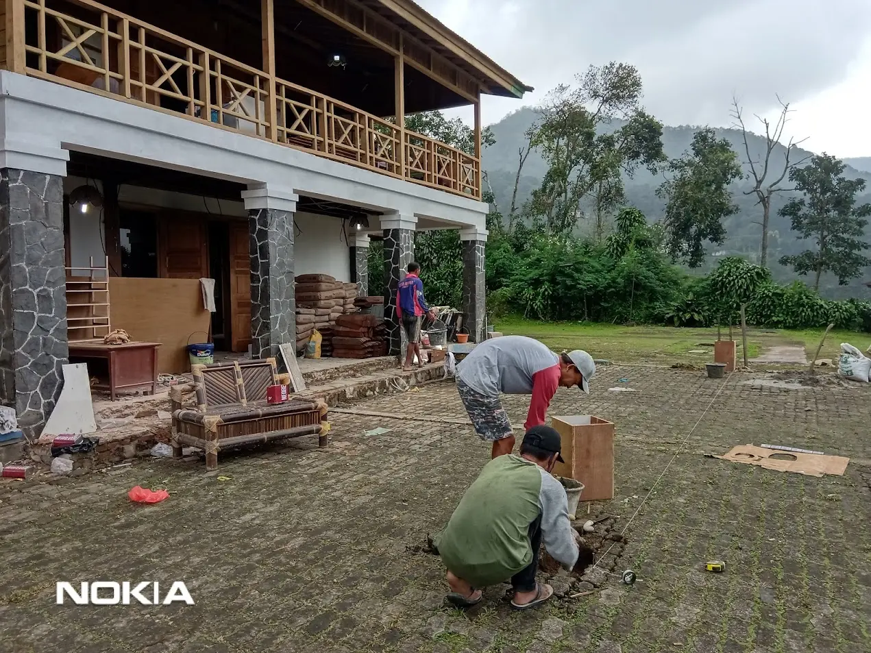 Pemasangan pondasi tiang pergola Puncak Bogor