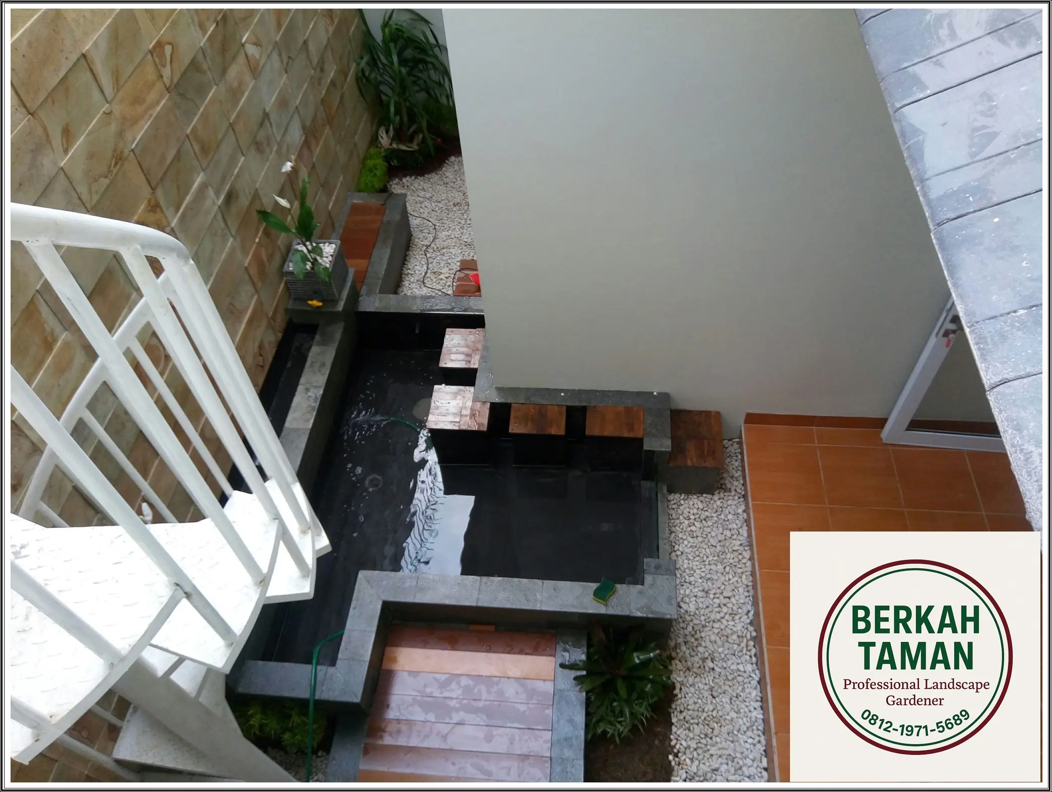 Pembuatan kolam koi di Sumarecon Bekasi oleh tukang kolam koi Bekasi Berkah Taman Group