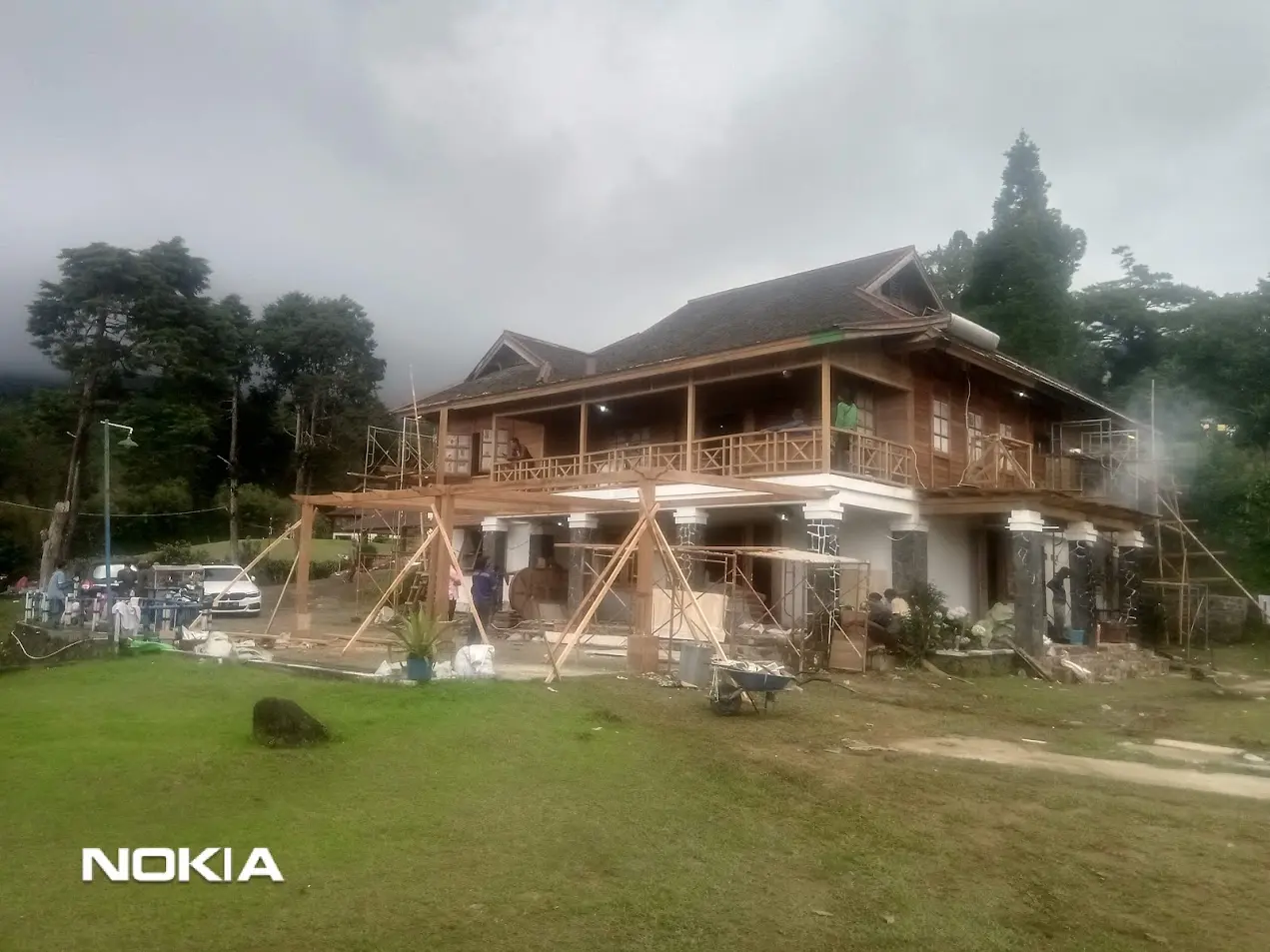 Pemasangan partisi kayu pergola vila resort Puncak Bogor