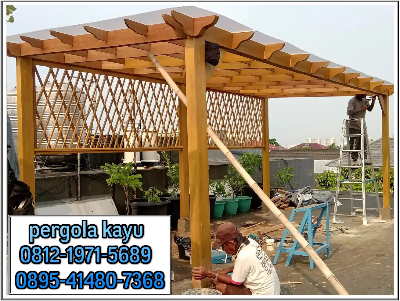 Pemasangan atap solarflat clear pada pergola kayu bengkirai di Kembangan