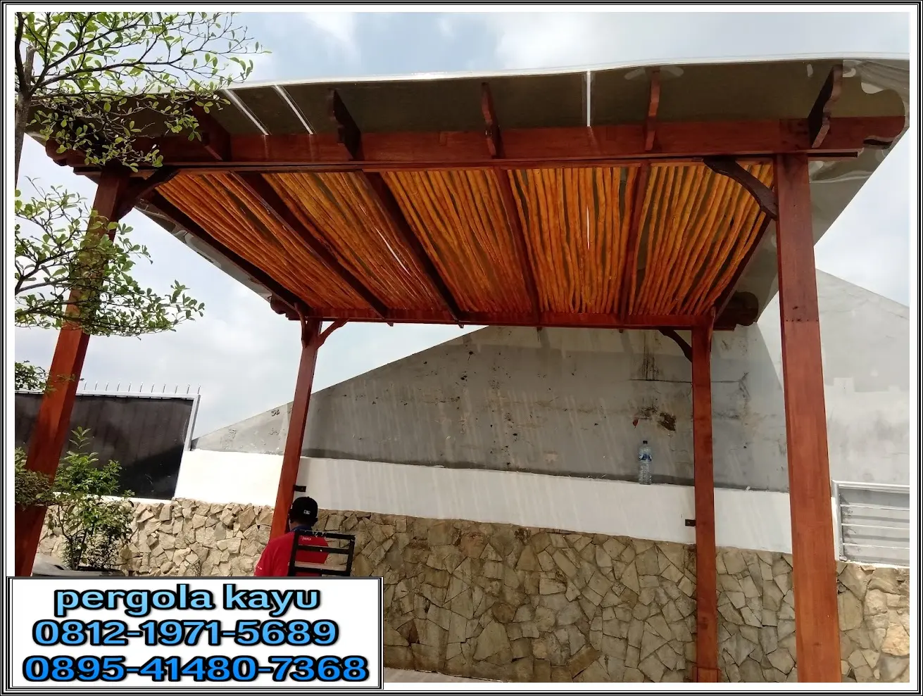 tukang pergola di Tanah Baru Depok sedang melakukan finishing pergola kayu