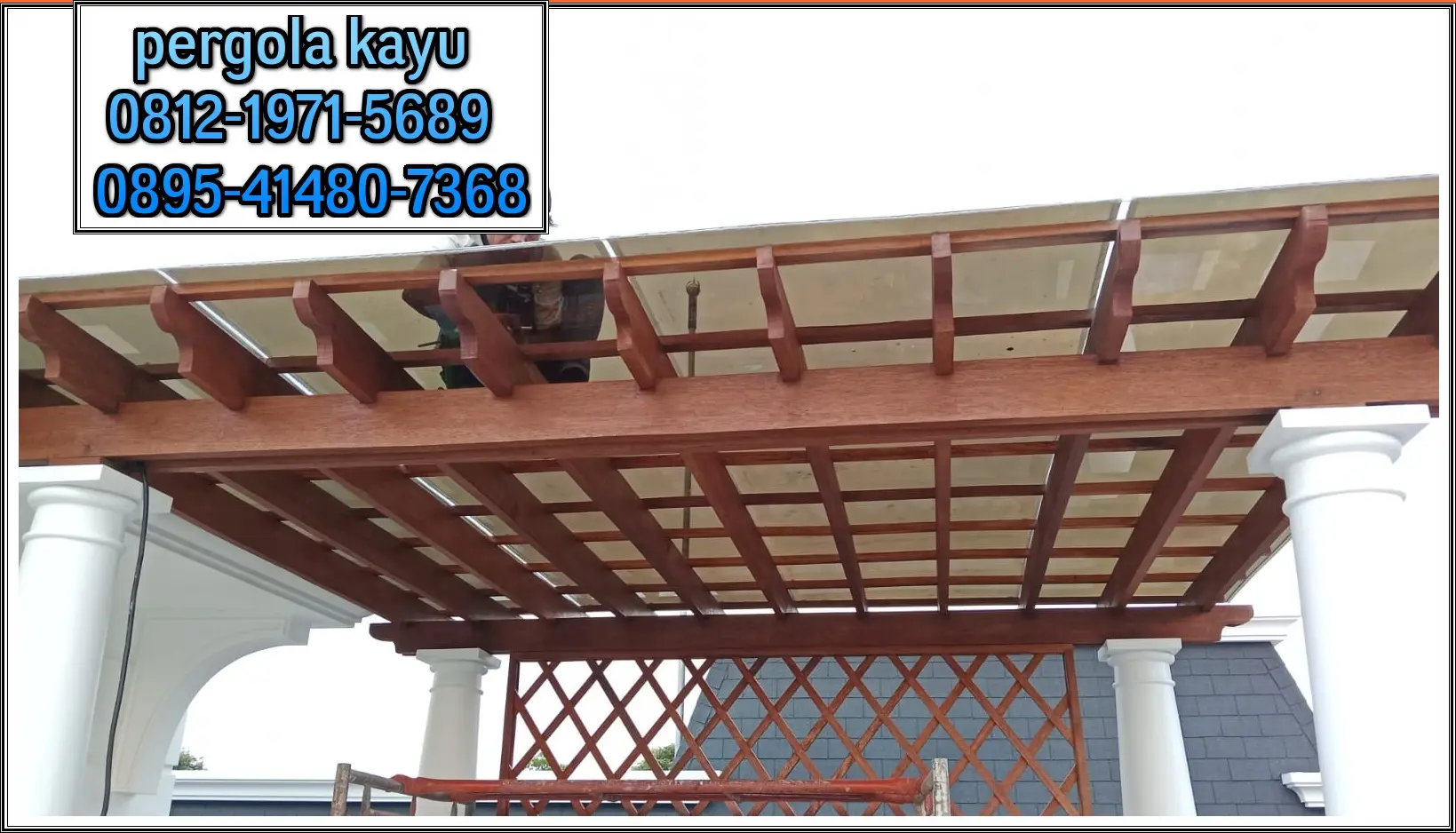 Pemasangan atap Solarflat Bronze pada pergola di Rafles Cibubur