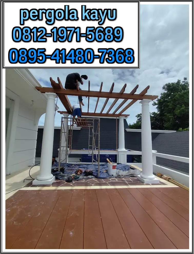 Proses pemasangan kisi-kisi kayu pergola di Perumahan Rafles Cibubur