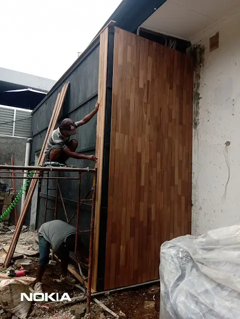 Proses Pemasangan Dinding Kayu Bengkirai oleh Tukang Pergola Kayu Jakarta Selatan di Proyek Restoran Lebak Bulus
