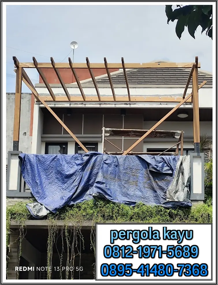 pemasangan partisi pergola kayu rooftop cibubur