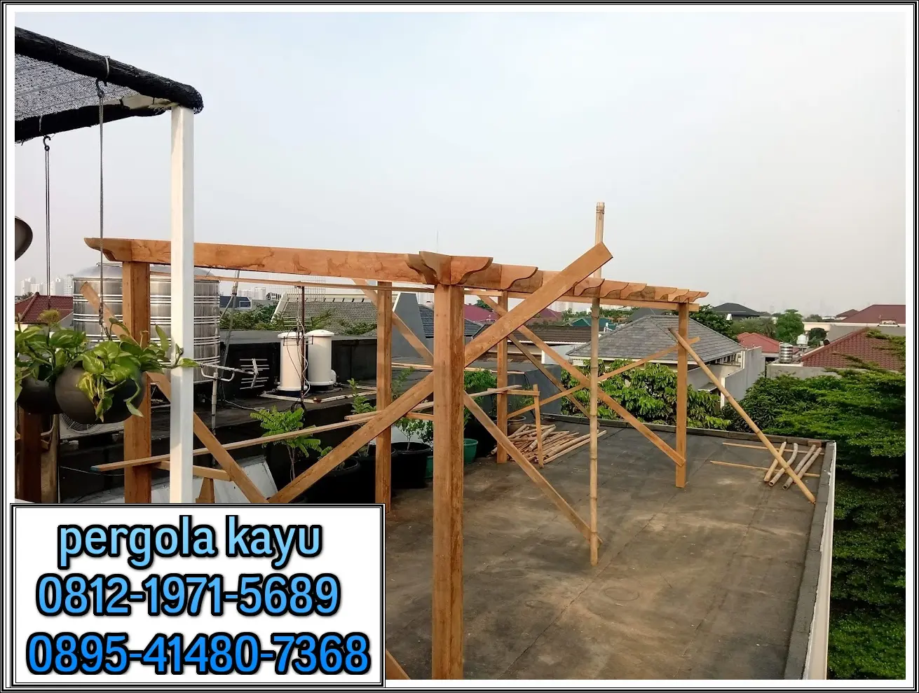 Pemasangan kisi-kisi pergola kayu di Jakarta Barat - Berkah Taman Group