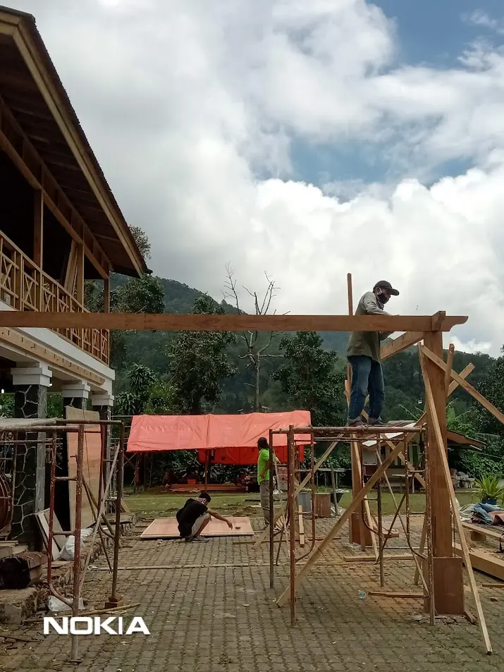 Pendirian tiang pergola kayu bengkirai
