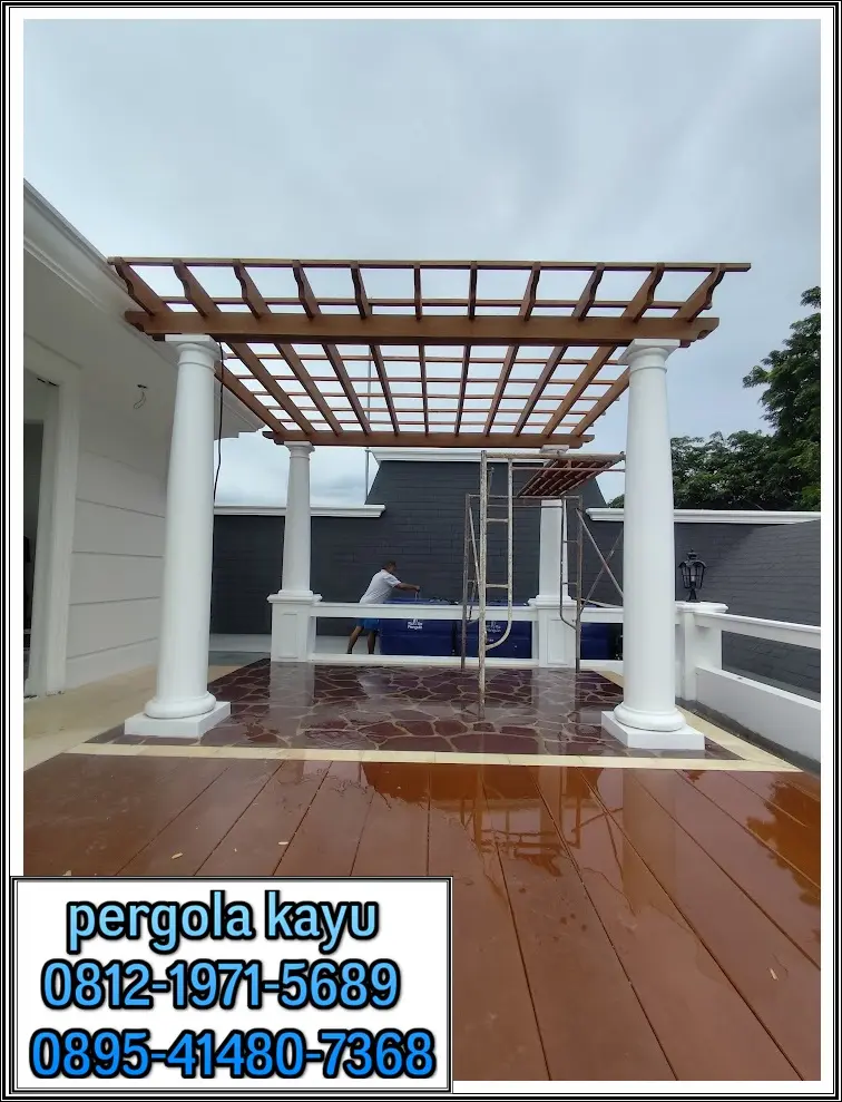 Tahap perapihan pergola sebelum pemasangan atap solarflat di Rafles Cibubur