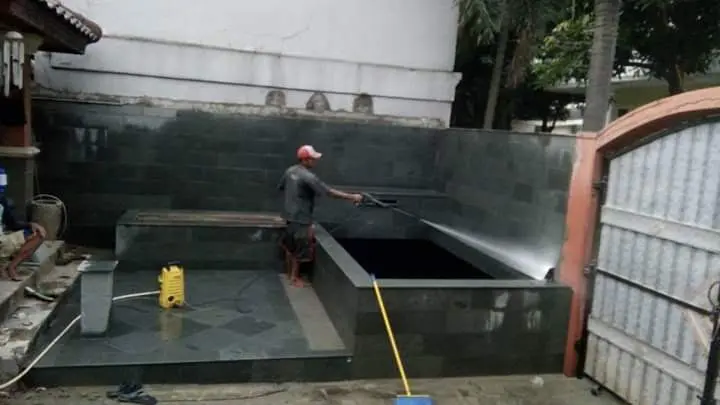 Tahap finishing pembuatan kolam koi minimalis di Cibinong Bogor oleh tukang kolam koi profesional