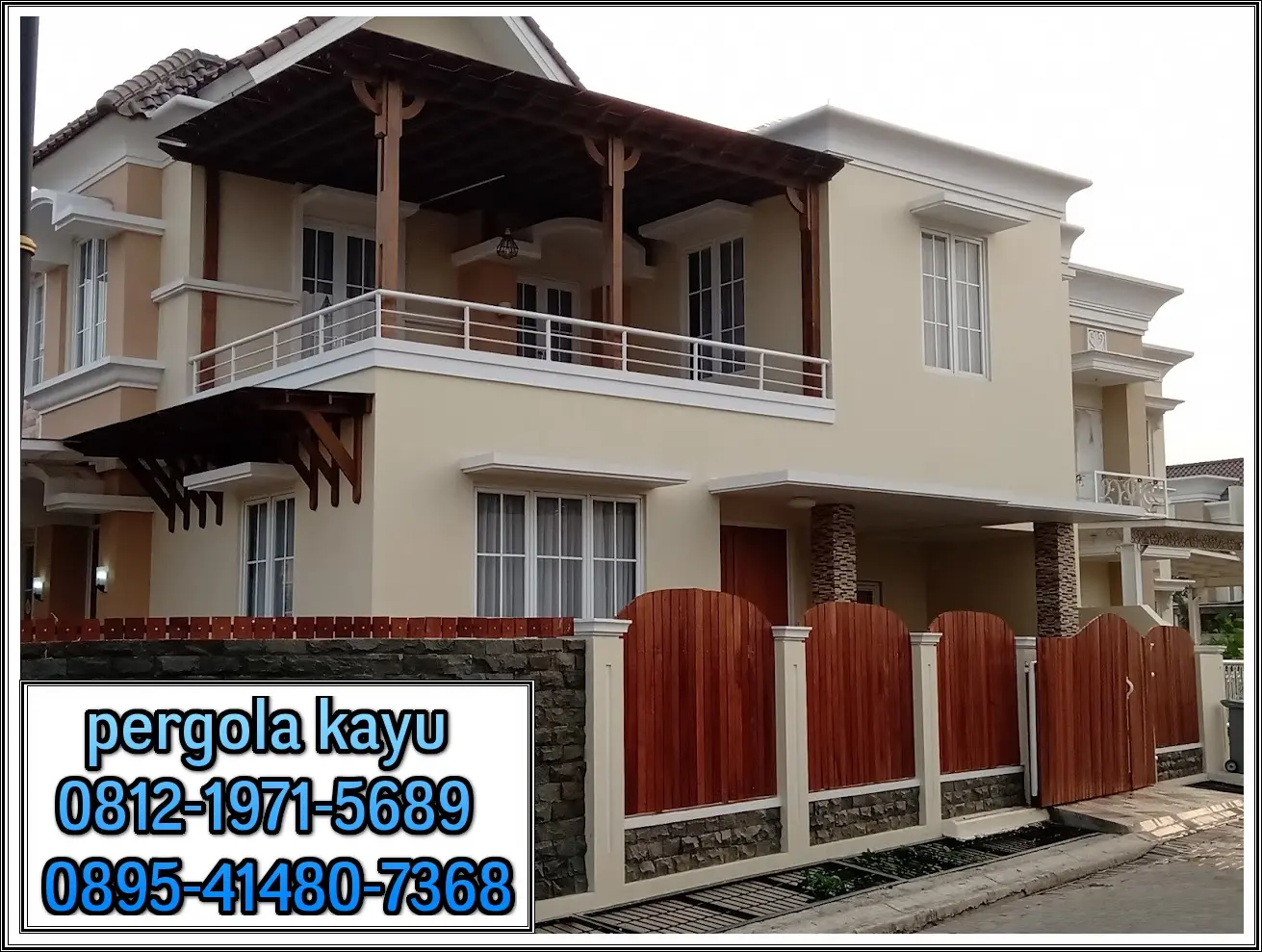 Pergola kayu kamper di rooftop Pulogebang oleh Berkah Taman Group