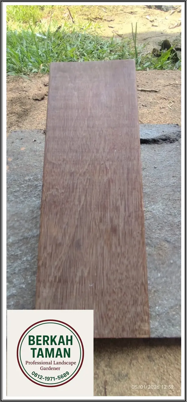 Tampilan decking kayu Bengkirai untuk area outdoor