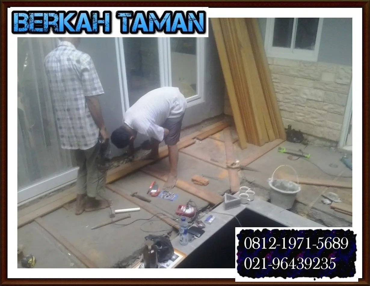 Pemasangan kayu ulin di kolam koi