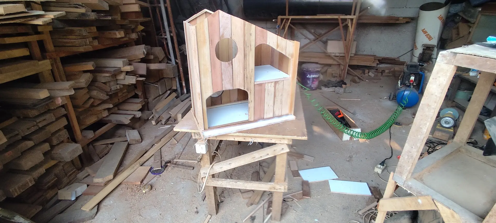 Proses pembuatan kandang kelinci kayu custom pesanan Sawangan